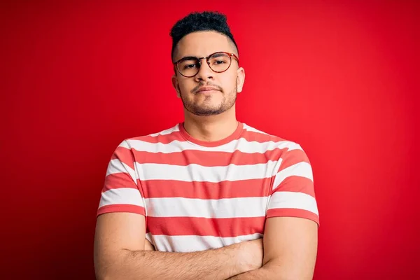 Homem Bonito Jovem Vestindo Casual Listrado Shirt Óculos Sobre Fundo — Fotografia de Stock