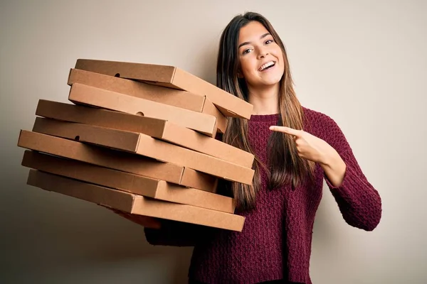 年轻漂亮的姑娘拿着意大利披萨盒 站在白色的背景上 非常高兴地用手和手指指指点点 — 图库照片