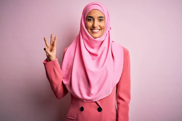 Junge Schöne Brünette Geschäftsfrau Rosa Muslimischem Hijab Und Businessjacke Zeigt — Stockfoto