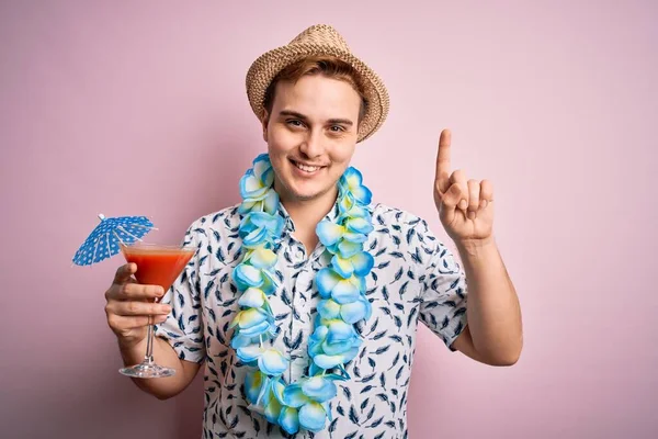 Joven Turista Pelirrojo Vacaciones Con Sombrero Lei Hawaiano Bebiendo Cóctel —  Fotos de Stock