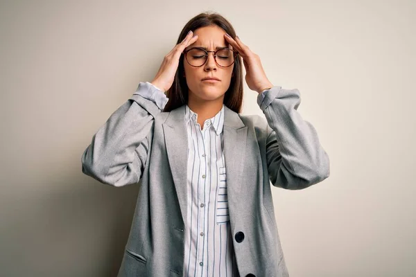 Jonge Mooie Brunette Zakenvrouw Dragen Jas Bril Witte Achtergrond Lijdt — Stockfoto