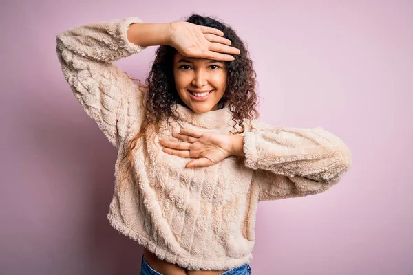 Jeune Belle Femme Aux Cheveux Bouclés Portant Pull Décontracté Debout — Photo