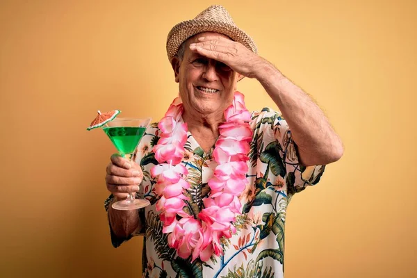 Γκριζομάλλης Ηλικιωμένος Καλοκαιρινό Καπέλο Και Χαβανέζικο Λέι Πίνοντας Ένα Κοκτέιλ — Φωτογραφία Αρχείου