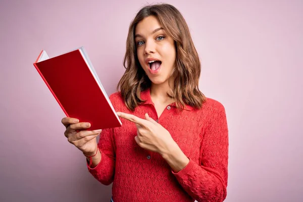 Mladé Blondýny Student Dívka Čtení Knihy Přes Růžové Izolované Pozadí — Stock fotografie