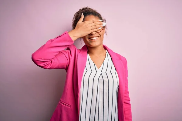 Mooie Afro Amerikaanse Zakenvrouw Draagt Jas Bril Roze Achtergrond Glimlachend — Stockfoto