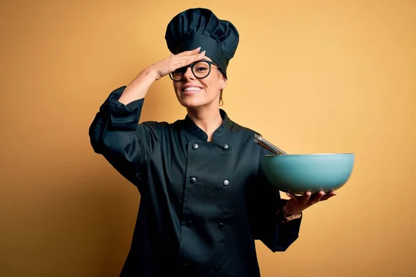 Jovem Bela Mulher Chef Morena Vestindo Uniforme Fogão Chapéu Segurando — Fotografia de Stock