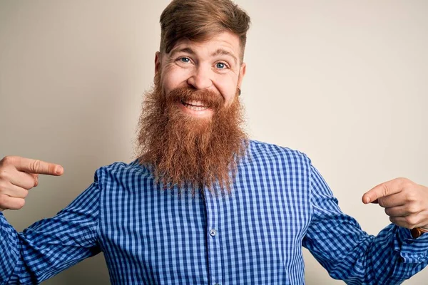 Guapo Irlandés Pelirrojo Hombre Negocios Con Barba Pie Sobre Fondo —  Fotos de Stock