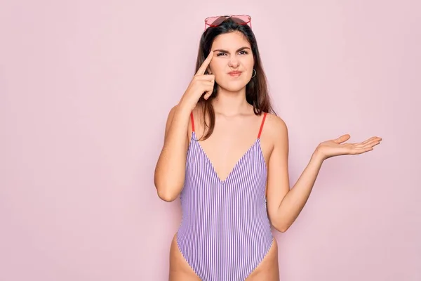 Junge Schöne Mode Mädchen Tragen Badeanzug Und Sonnenbrille Über Rosa — Stockfoto