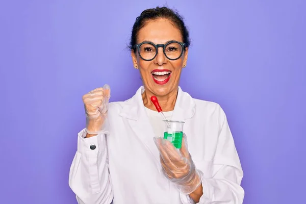 Średnim Wieku Starsza Naukowiec Kobieta Nosi Fartuch Laboratoryjny Trzymając Probówkę — Zdjęcie stockowe