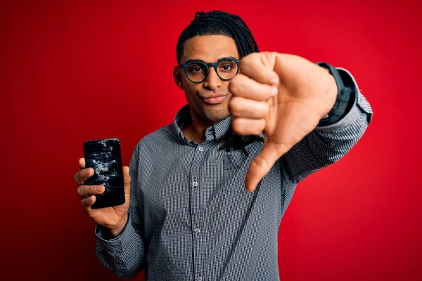 Młody Afrykański Afro Mężczyzna Trzymając Uszkodzony Smartfon Pokazuje Pęknięty Ekran — Zdjęcie stockowe