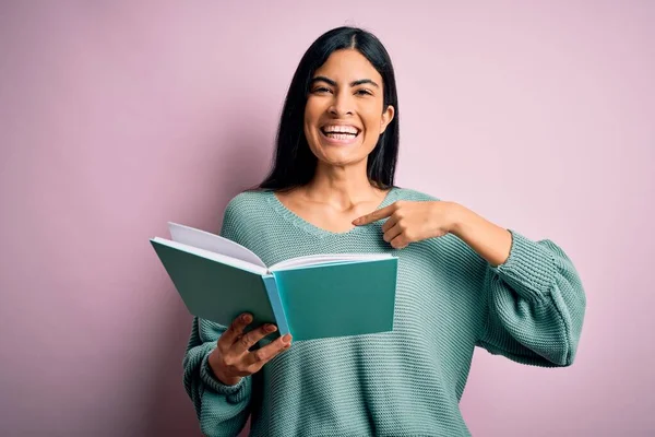 Mladý Krásný Hispánský Student Žena Čtení Knihy Přes Růžové Izolované — Stock fotografie