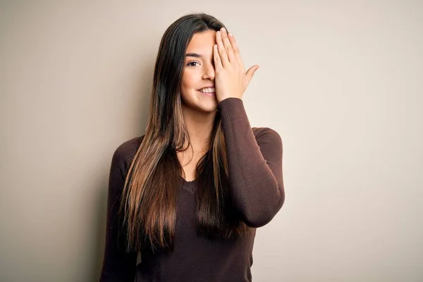 Jong Mooi Meisje Dragen Casual Trui Staan Geïsoleerde Witte Achtergrond — Stockfoto