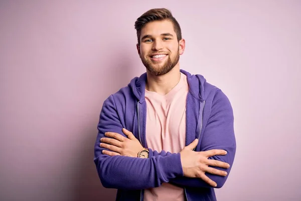 Young Blond Man Beard Blue Eyes Wearing Purple Sweatshirt Pink — Stock Photo, Image