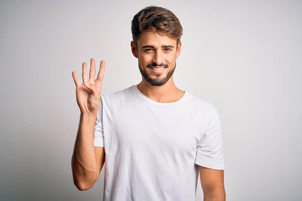 Homem Bonito Jovem Com Barba Vestindo Shirt Casual Sobre Fundo — Fotografia de Stock