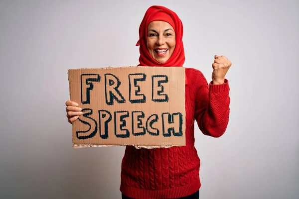 伝統的なイスラム教徒のヒジャーブを身に着けている中年の女性は 誇りと勝利と成功を祝う叫んで自由スピーチバナーを保持する権利を求めて非常に興奮し 感情を応援 — ストック写真