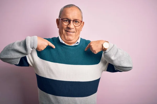 Hombre Guapo Mayor Con Suéter Casual Gafas Sobre Fondo Rosa —  Fotos de Stock