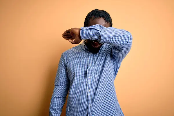 Joven Hombre Afroamericano Guapo Usando Camisa Gafas Sobre Fondo Amarillo — Foto de Stock