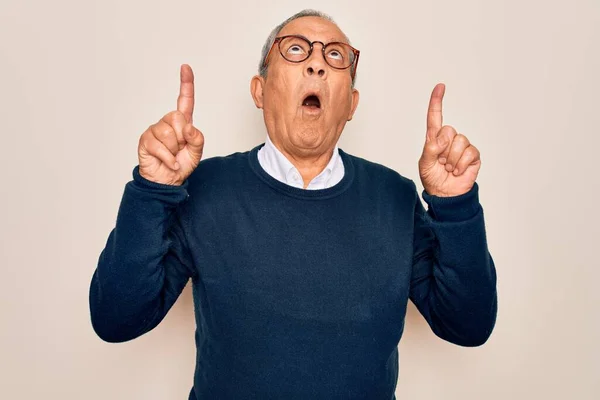Senior Pohledný Šedovlasý Muž Svetrem Brýlemi Izolovaném Bílém Pozadí Užaslý — Stock fotografie