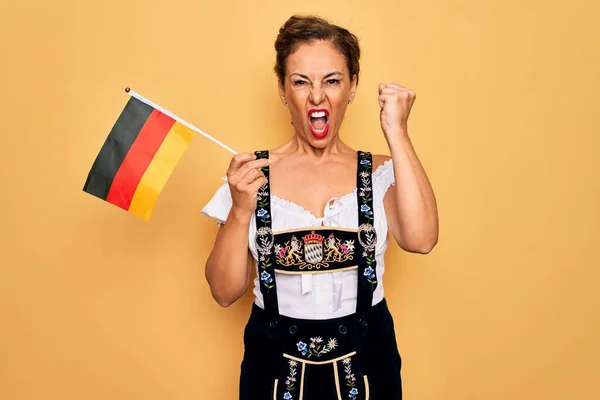 Femme Patriotique Brune Moyen Âge Portant Une Robe Traditionnelle Octoberfest — Photo