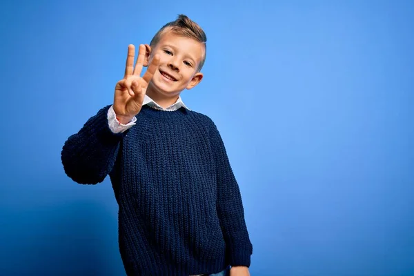 코카서스 아이가 스웨터를 자신감 행복하게 웃으면서 손가락 손가락으로 가리키는 — 스톡 사진