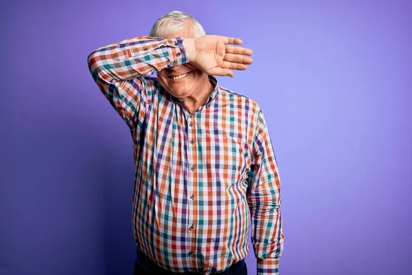 Senior Knappe Hamburger Man Draagt Casual Kleurrijke Shirt Geïsoleerde Paarse — Stockfoto