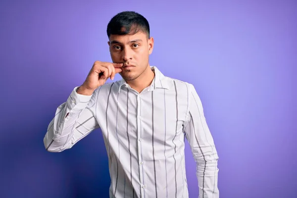 Jonge Knappe Latijns Amerikaanse Man Draagt Elegante Zakelijke Shirt Staan — Stockfoto
