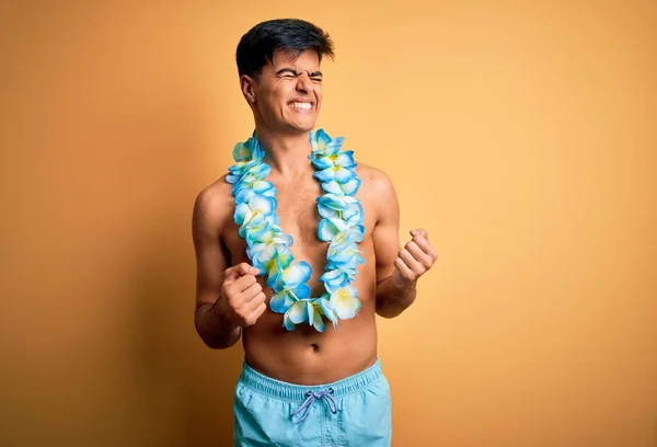 Молодий Красивий Туристичний Чоловік Відпустці Носить Купальники Квіти Гавайських Леїв — стокове фото