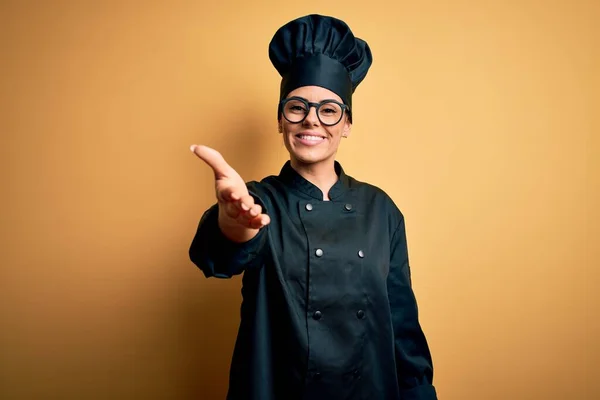 Die Junge Schöne Brünette Köchin Trägt Kochuniform Und Hut Über — Stockfoto