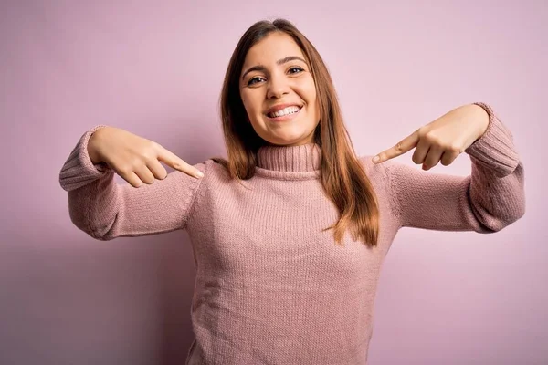 Schöne Junge Frau Trägt Rollkragenpullover Über Rosa Isoliertem Hintergrund Und — Stockfoto