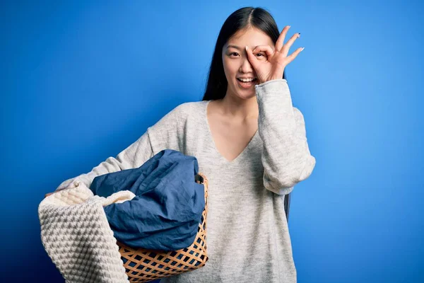 바구니를 집안일을 아시아 여인은 얼굴로 웃으면서 손으로 손가락을 응시하며 괜찮은 — 스톡 사진