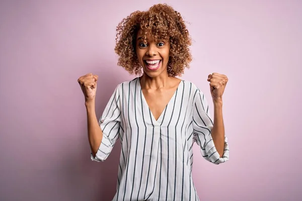 Vacker Afrikansk Amerikansk Kvinna Med Lockigt Hår Bär Randig Shirt — Stockfoto