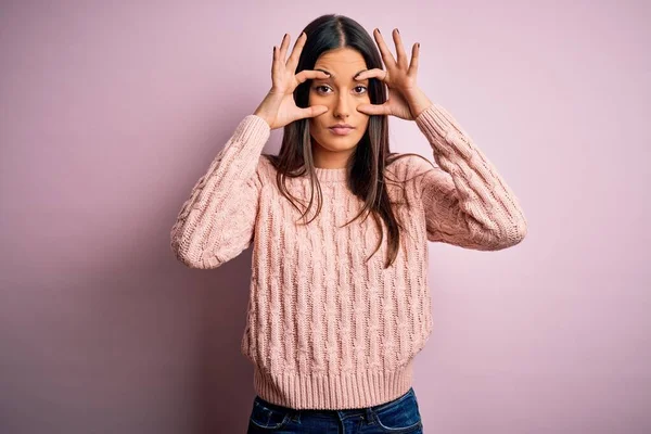 Mujer Morena Hermosa Joven Con Suéter Casual Sobre Fondo Rosa — Foto de Stock