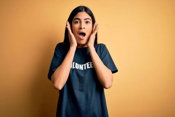 Junge Schöne Hispanische Frau Trägt Freiwilliges Shirt Als Soziale Wohltätigkeit — Stockfoto