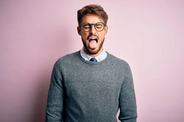 Joven Hombre Guapo Con Barba Con Gafas Suéter Pie Sobre —  Fotos de Stock