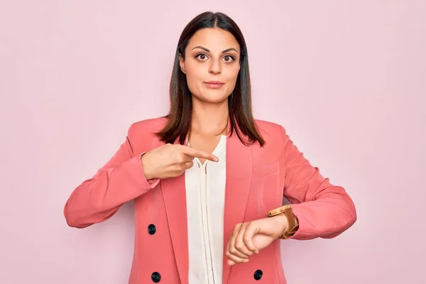 Junge Schöne Brünette Geschäftsfrau Trägt Elegante Jacke Über Isoliertem Rosa — Stockfoto