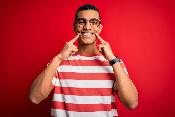 Jovem Afro Americano Bonito Vestindo Camiseta Listrada Casual Óculos Sorrindo — Fotografia de Stock