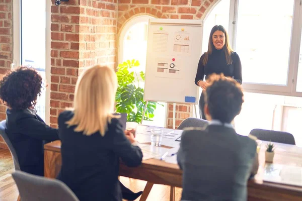 Gruppe Von Geschäftsleuten Die Einem Meeting Zusammenarbeiten Einer Von Ihnen — Stockfoto