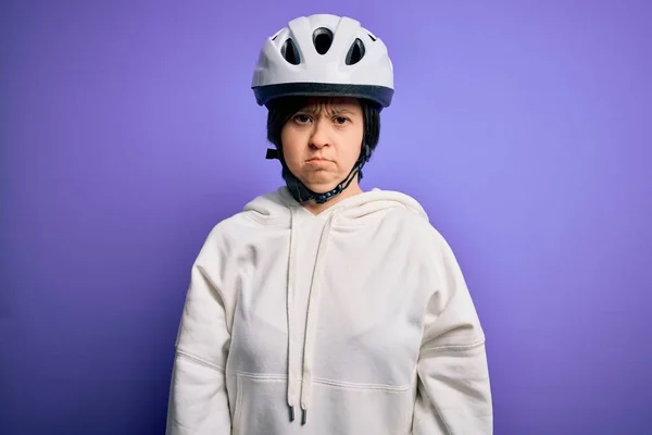 Young Síndrome Ciclista Mulher Vestindo Capacete Bicicleta Segurança Sobre Fundo — Fotografia de Stock