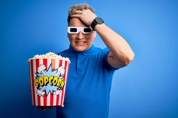 年轻的现代人头戴3D眼镜看电影 吃爆米花 满脸羞愧和惊奇 愤怒和沮丧 恐惧和因错误而烦恼 — 图库照片