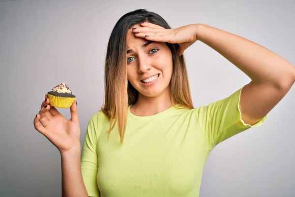 Mavi Gözlü Genç Bir Kadın Beyaz Arka Planda Tatlı Çikolatalı — Stok fotoğraf