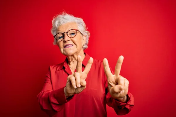 Ältere Schöne Grauhaarige Frau Mit Lässigem Hemd Und Brille Vor — Stockfoto