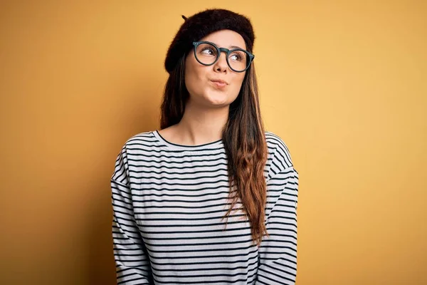 Young Beautiful Brunette Woman Wearing French Beret Glasses Yellow Background — Stock Photo, Image