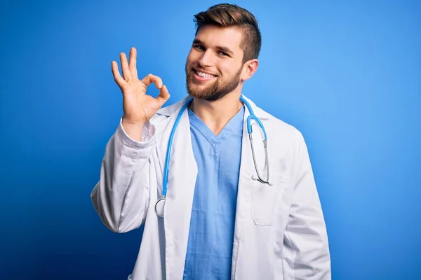 Giovane Medico Uomo Biondo Con Barba Gli Occhi Azzurri Indossa — Foto Stock