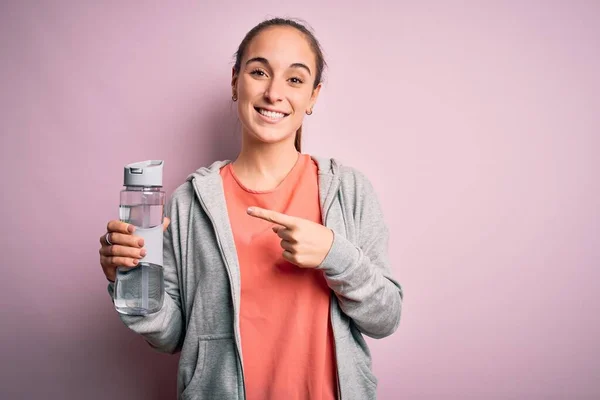Ung Vacker Sportig Kvinna Gör Sport Dricka Flaska Med Vatten — Stockfoto