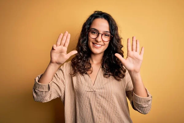 Hermosa Mujer Con Pelo Rizado Con Camisa Rayas Gafas Sobre —  Fotos de Stock