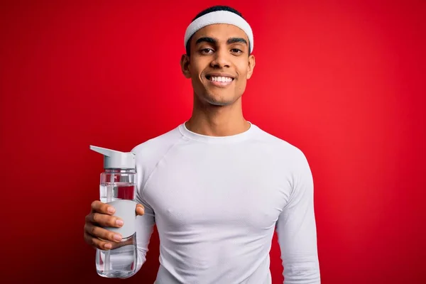 Joven Atleta Afroamericano Guapo Usando Ropa Deportiva Bebiendo Botella Agua — Foto de Stock