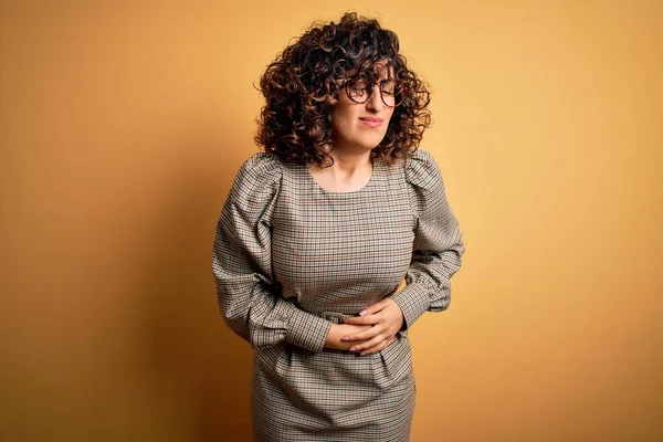 Hermosa Mujer Árabe Negocios Con Vestido Gafas Pie Sobre Fondo — Foto de Stock