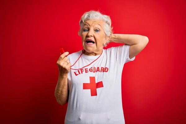Senior Gyönyörű Ősz Hajú Életmentő Visel Póló Piros Kereszt Segítségével — Stock Fotó