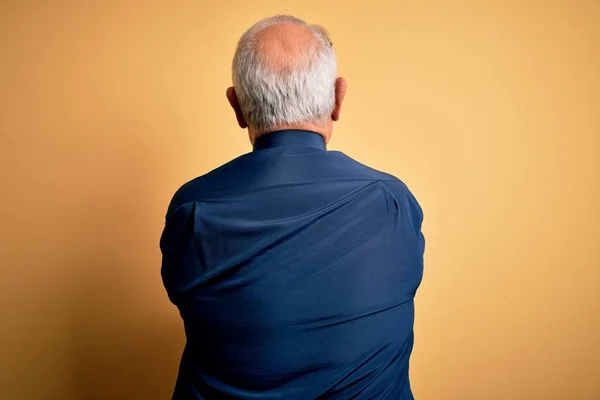 Grauhaariger Älterer Herr Lässigem Blauem Hemd Vor Gelbem Hintergrund Der — Stockfoto