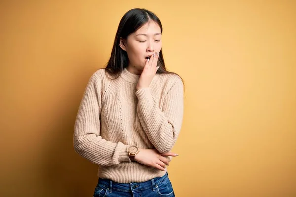 Jovem Bela Mulher Asiática Vestindo Camisola Casual Sobre Amarelo Isolado — Fotografia de Stock